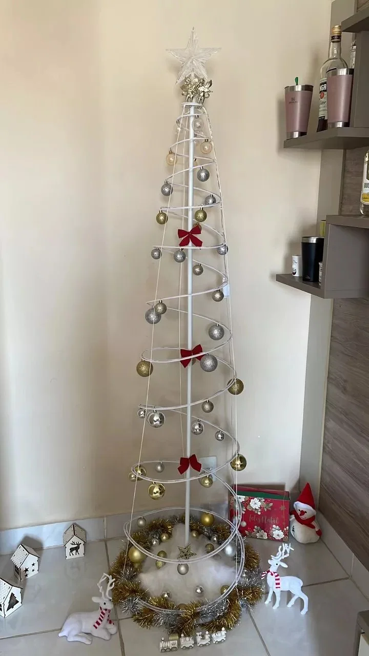 Árvore espiral decorada com bolas prateadas e douradas